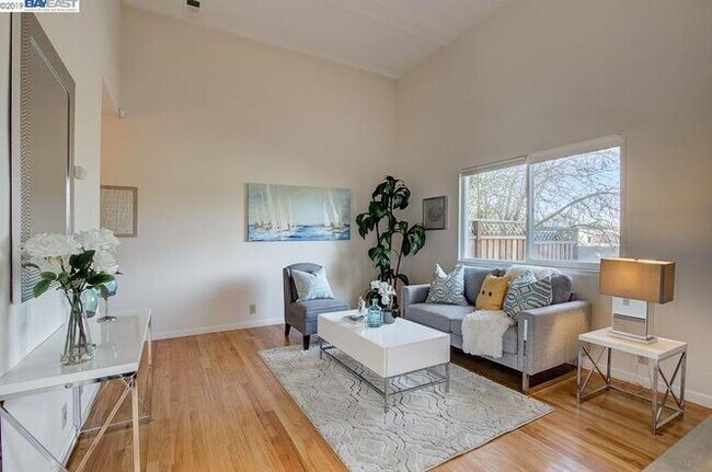 Foto del edificio - Bright 3 Bedroom Townhome in Newark