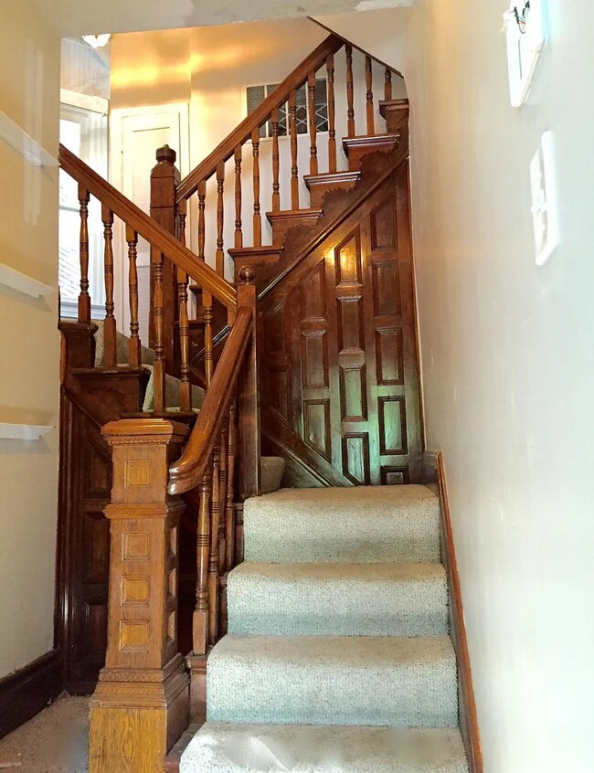 Entryway - 637 College St