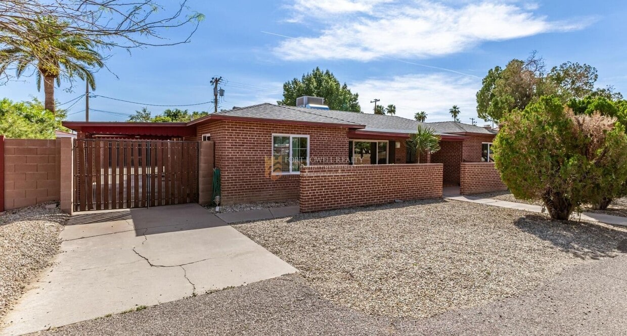 Vintage 3 Bedroom, 2 Bath Home with all the Modern Conveniences! - Vintage 3 Bedroom, 2 Bath Home with all the Modern Conveniences!