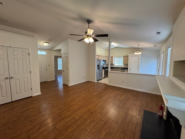 Foto del edificio - Available to Show