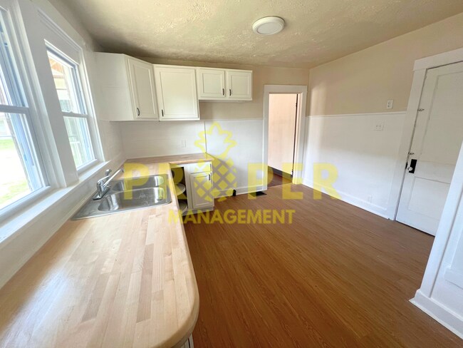 Foto del edificio - 2 bedrooms 1 bathroom house