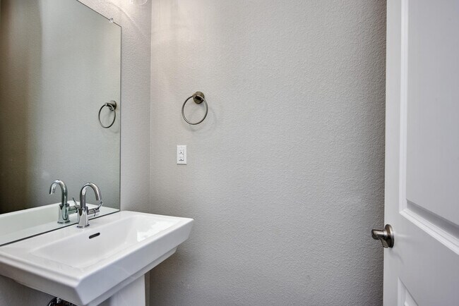 Building Photo - Creekline Townhomes