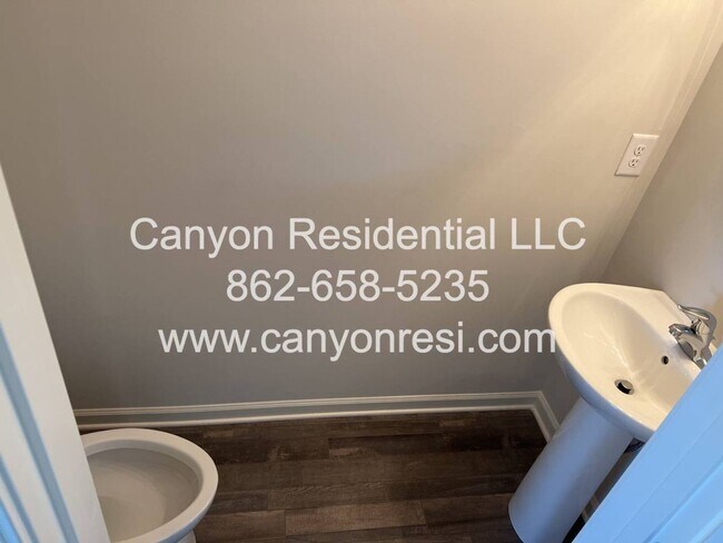 Building Photo - AWESOME single family house! 3bedrooms, 2.5bathrooms