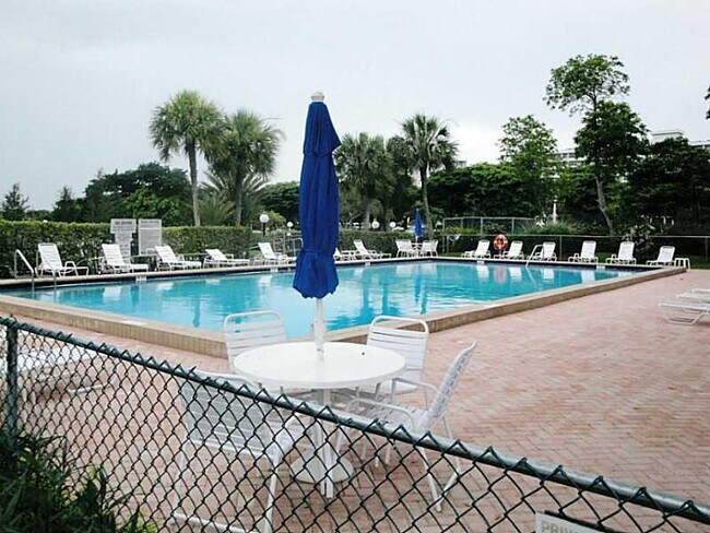 Foto del edificio - 3150 N Palm Aire Dr