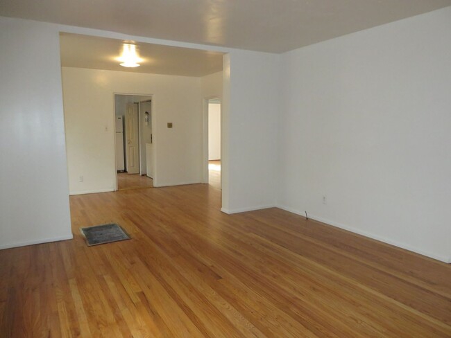 Building Photo - 4 Br, 2 Ba  Great Nob Hill Location, Two l...