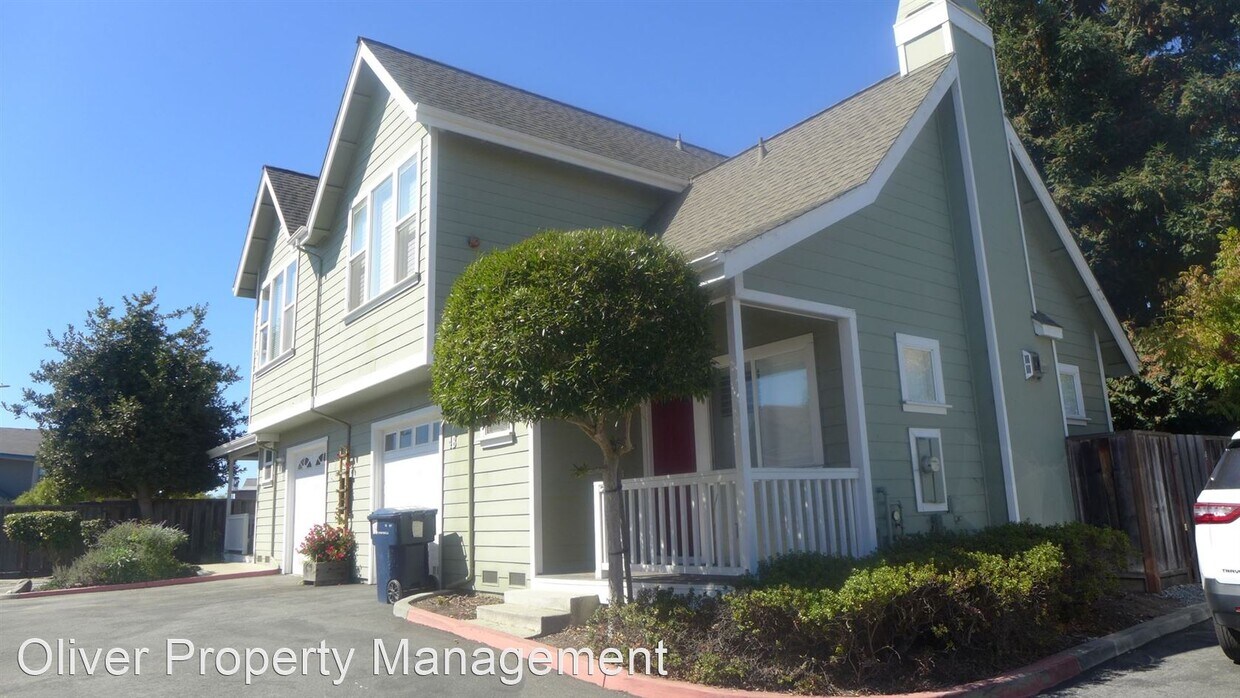 Primary Photo - 2 br, 2.5 bath House - 4 Holly Dr #B