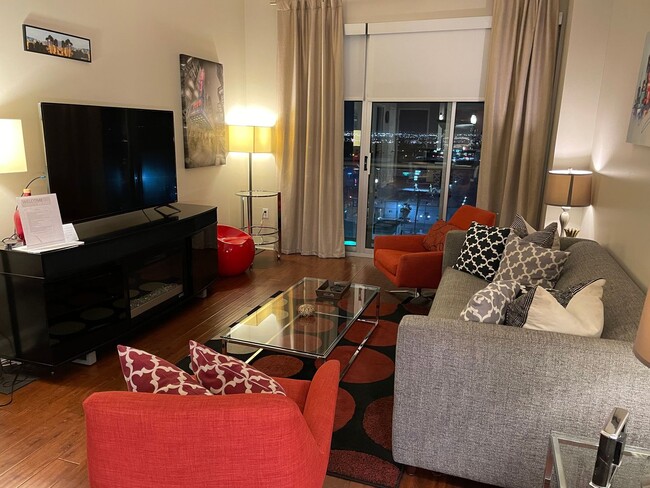 Building Photo - 1/BD 1.5/BA Luxury Furnished High-Rise Liv...