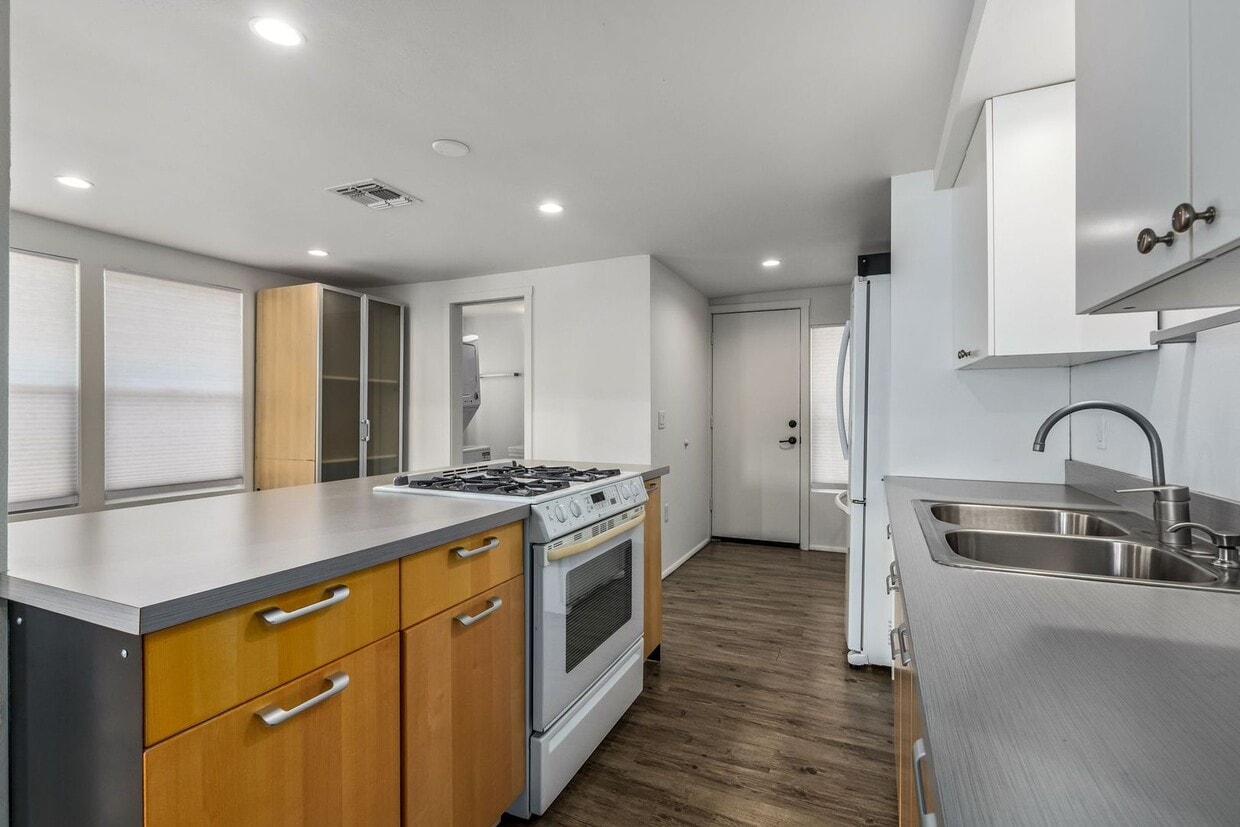 Foto principal - Two Bedroom Townhome in Garfield District!