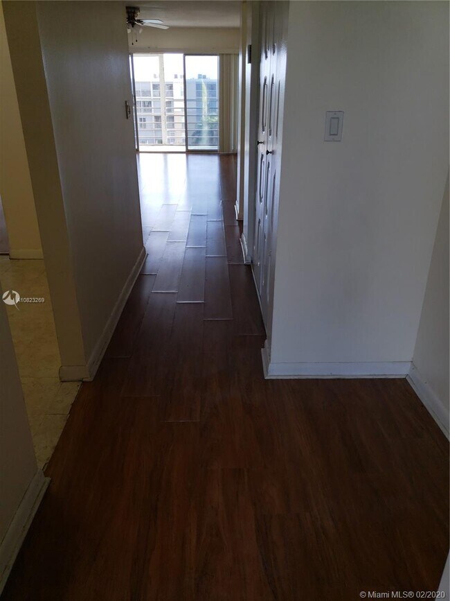 Foto del edificio - 7980 N French Dr