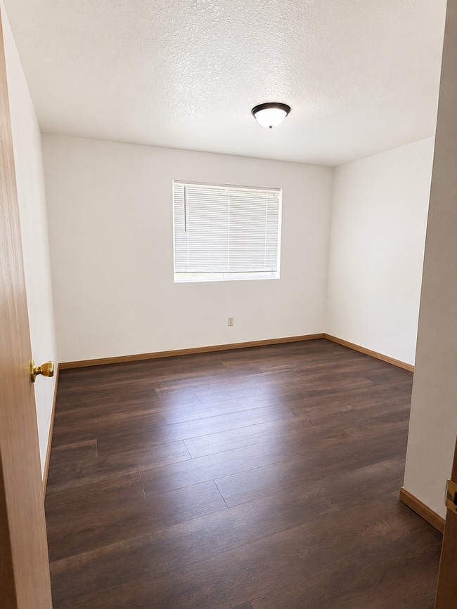 Building Photo - Large Upstairs 2 Bedroom in Faribault