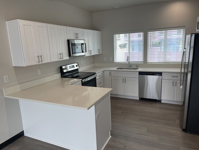 Foto del edificio - Stunning 3-Bed, 2.5-Bath 3-Level Townhomes in Deer Park, Townhomes Available September 10th!
