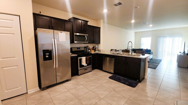Building Photo - Beautiful Townhome in Waterford Lakes 2 Bedroom 2.5 baths and 1 Car Garage