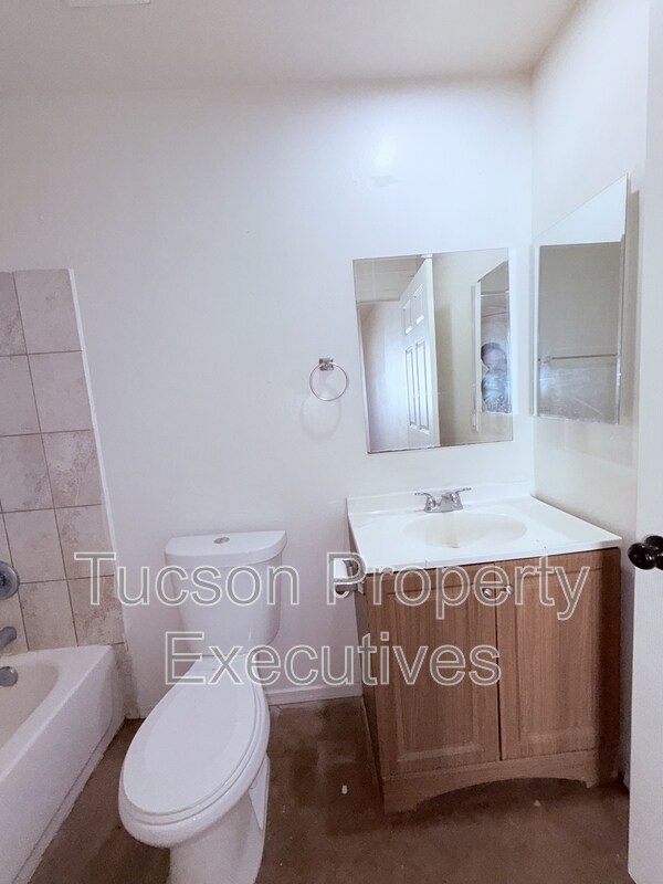 Building Photo - 1412 E 25th St