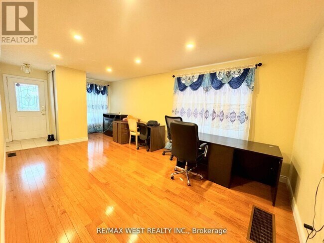 Building Photo - 98 Four Seasons Cir