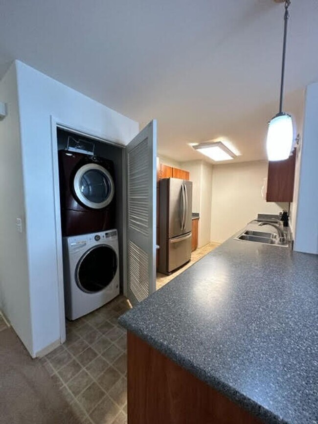 Foto del edificio - Spacious 2 bedrooms, 2 full baths with enclosed garage