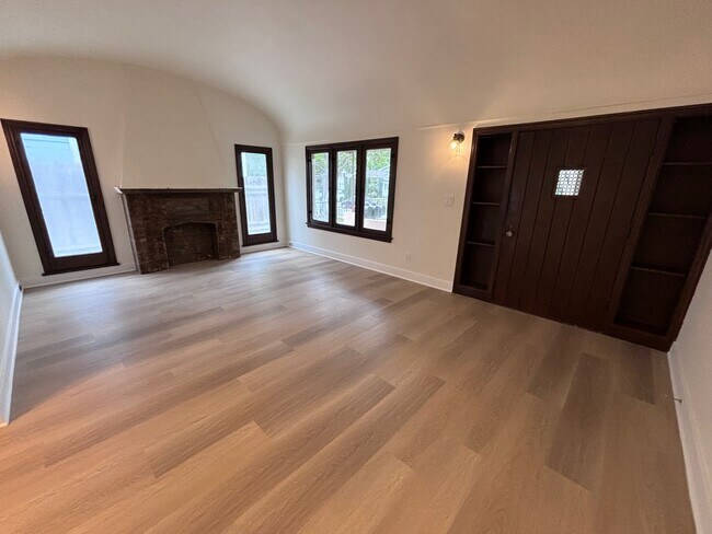 Living Room & Front Door - 640 N Wilson Ave
