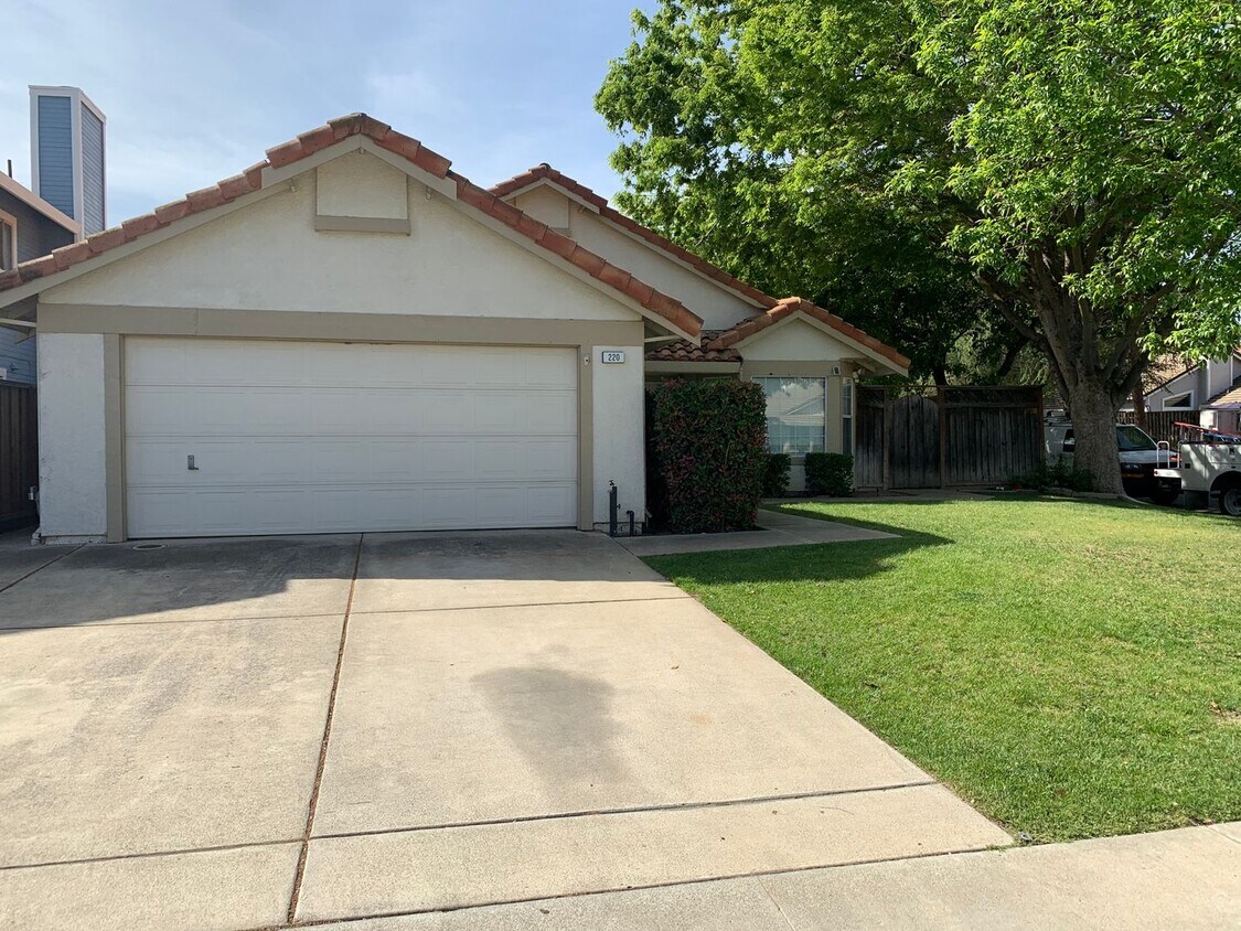 Primary Photo - Beautiful Single story Tracy Home Near Dow...