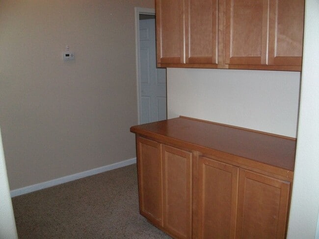 Foto del edificio - Well maintained 3 bedroom, 2-1/2 bath, 2-car garage $2400.00