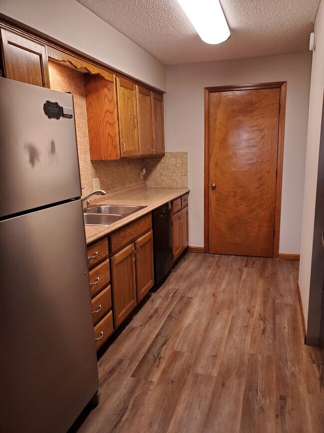 Building Photo - Beautiful, updated and large 2BR, 1BTH Apt