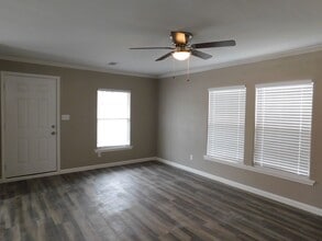 Building Photo - 155 Varsity Cir