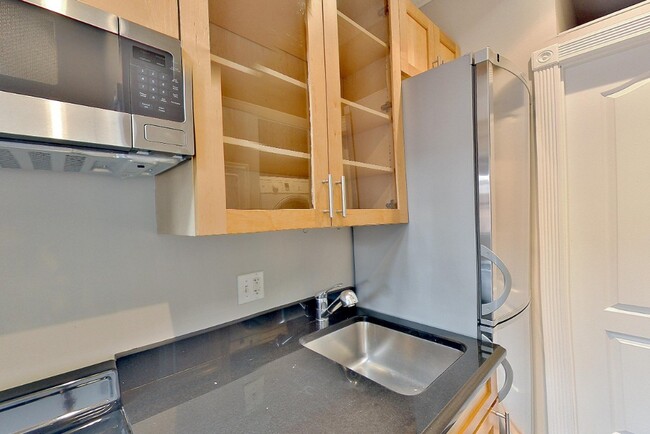 Building Photo - 250 Mott St