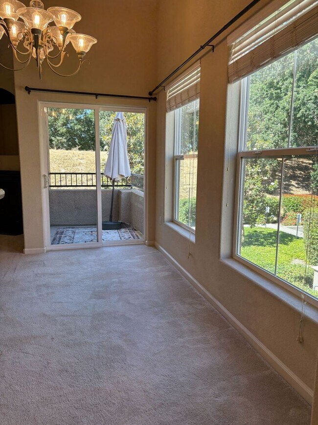 Foto del edificio - Modern Comfort in West Sacramento – 2 Bed,...