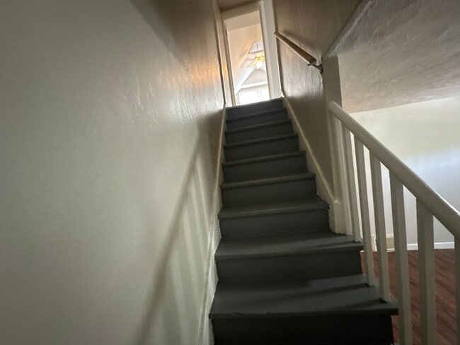 Building Photo - Roomy 4 Bed/1 Bath