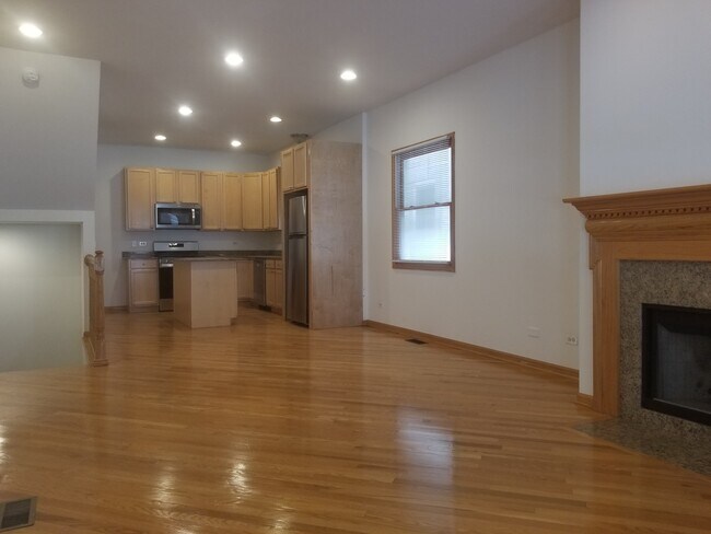 Building Photo - 1319 W Belmont Ave