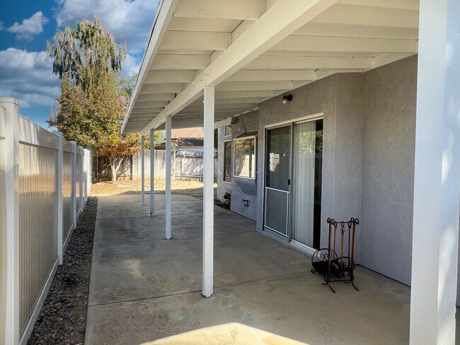 Foto del edificio - Yucaipa charming 3 bedroom 3 bathroom hous...