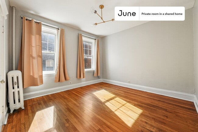 Building Photo - Private bedroom in 3 bed/1 bath Home
