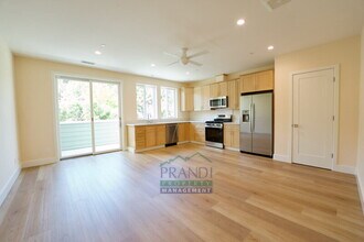 Building Photo - 10 E Crescent Dr