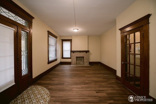Building Photo - Completely Renovated Home--One block off o...