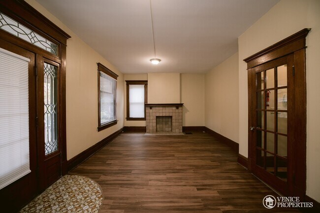 Foto del edificio - Completely Renovated Home--One block off o...