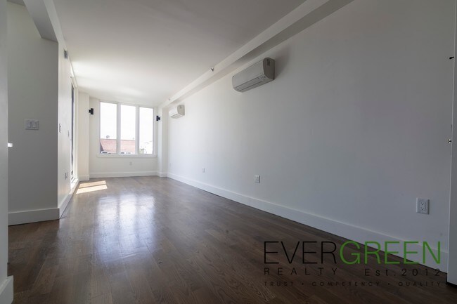 Foto del edificio - 323 E 19th St