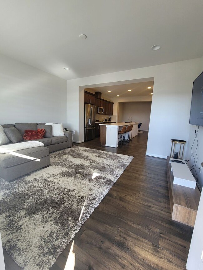 Foto del edificio - Kent Gated community townhome for lease - $2695.00 - 2 bedroom 2.5 bathroom furnished - 1 car gar...