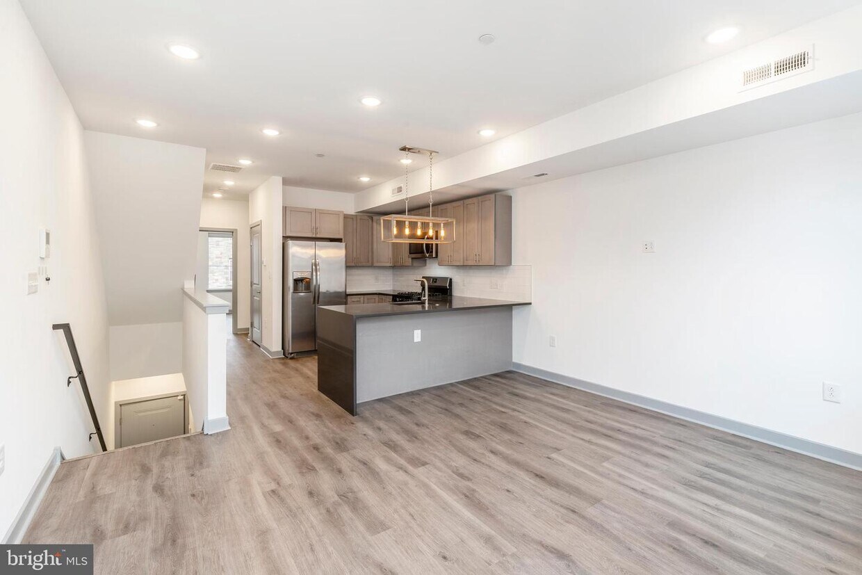 Primary Photo - 415 W Berks St