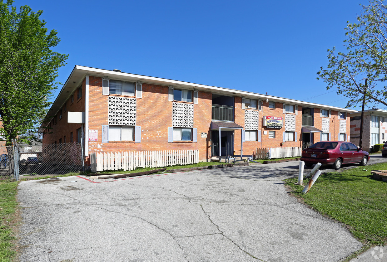 Building Photo - Cedarwood Court