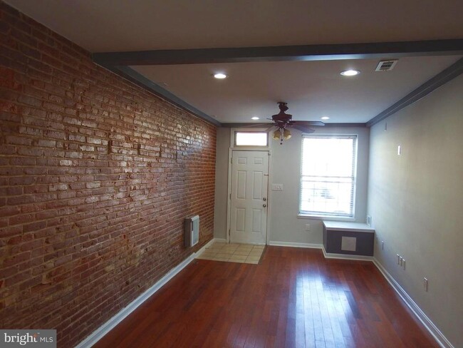 Building Photo - 924 S Robinson St