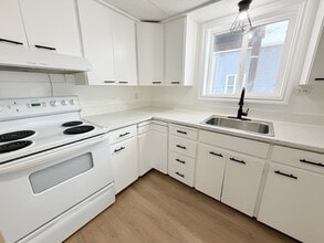 Building Photo - 324 Vidal St S