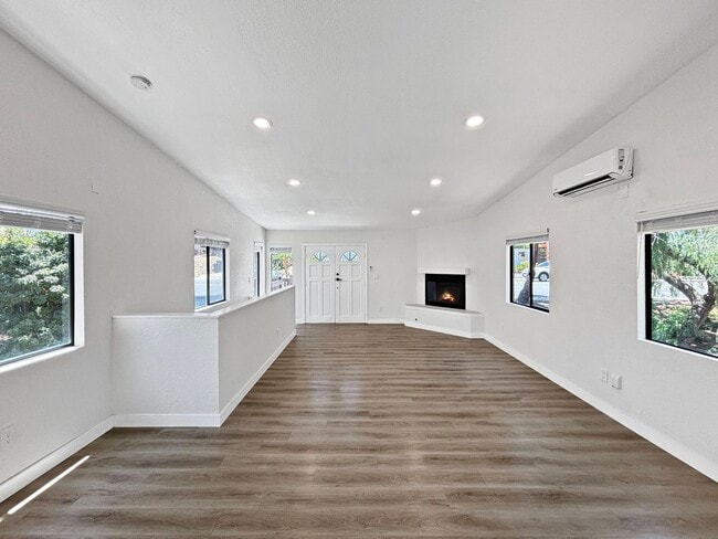 Building Photo - Charming & Spacious 2BD/2.5BA House in Nor...