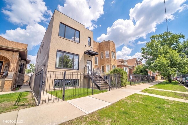 Building Photo - 4942 W Belden Ave