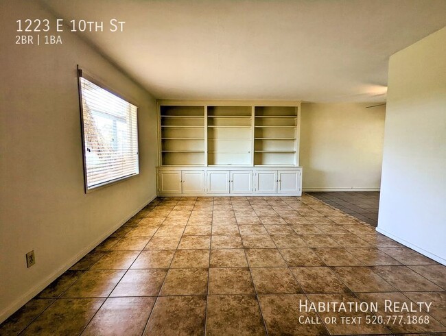 Building Photo - *****6-month lease***** Spacious 2 bed/1 b...