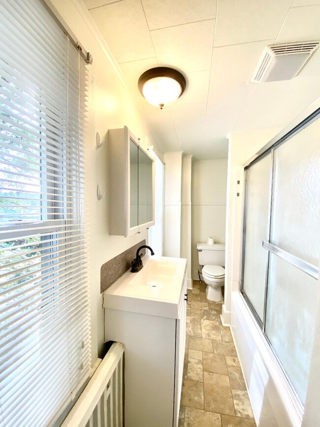 Full bathroom - 1003 Vine St