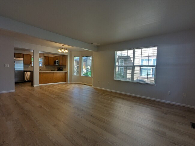 Foto del edificio - 4515 Starflower Dr