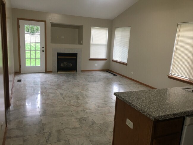 Building Photo - 818 Park Bluff Cir