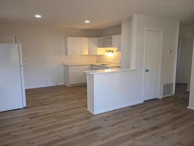 Building Photo - Updates....Updates.....Updates!!!! 3 Bed 2...