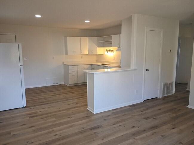 Foto del edificio - Updates....Updates.....Updates!!!! 3 Bed 2...