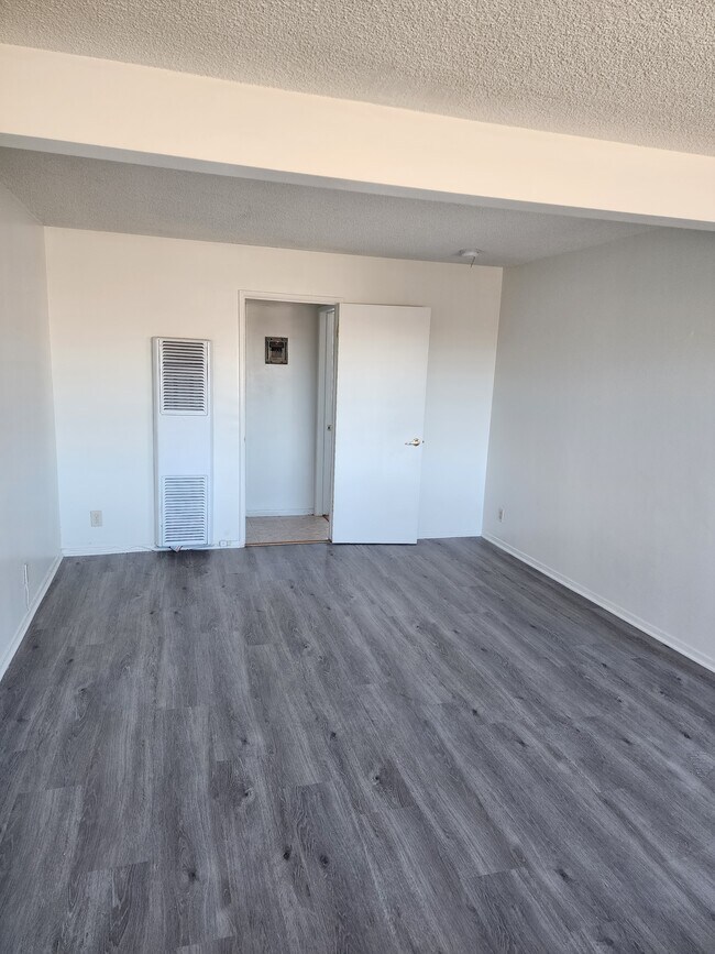 Building Photo - 335 W 88th St