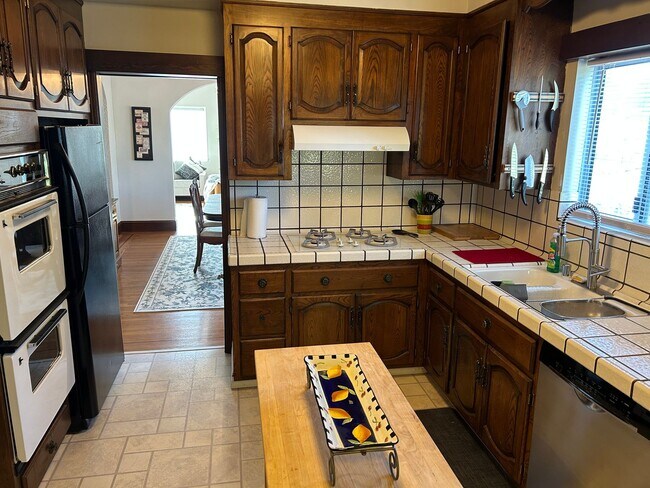 Foto del edificio - Bright & Spacious 3BR/2BA Home Overlooking Avalon Park – Furnished or Unfurnished- For Rent