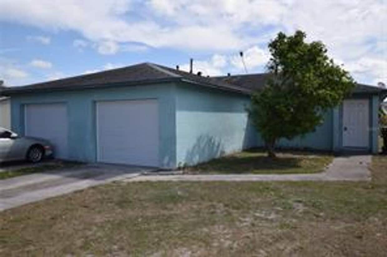 Primary Photo - 2 Bedroom 2 Bath Duplex For Rent at 3175 S...